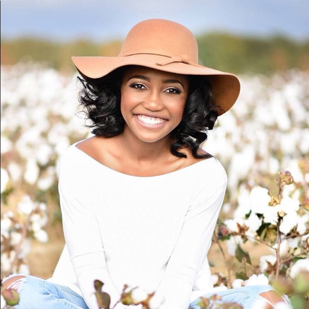 Meet your Posher, Alexis